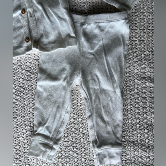 Like new Carters ribbed white set 6-9 months - Picture 2 of 3